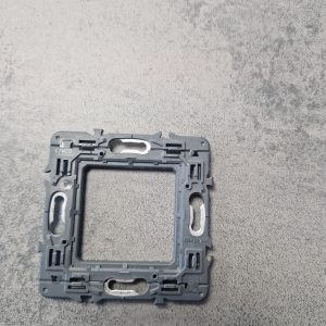 Support à vis pour mosaic , céliane - pour 1 poste ou 2 modules 080251