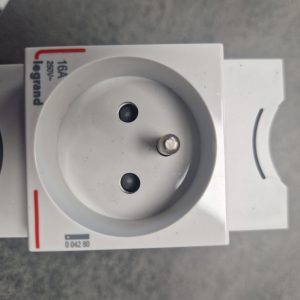 LEGRAND PRISE DE COURANT MODULAIRE 10A À 16A 250V~ -004280