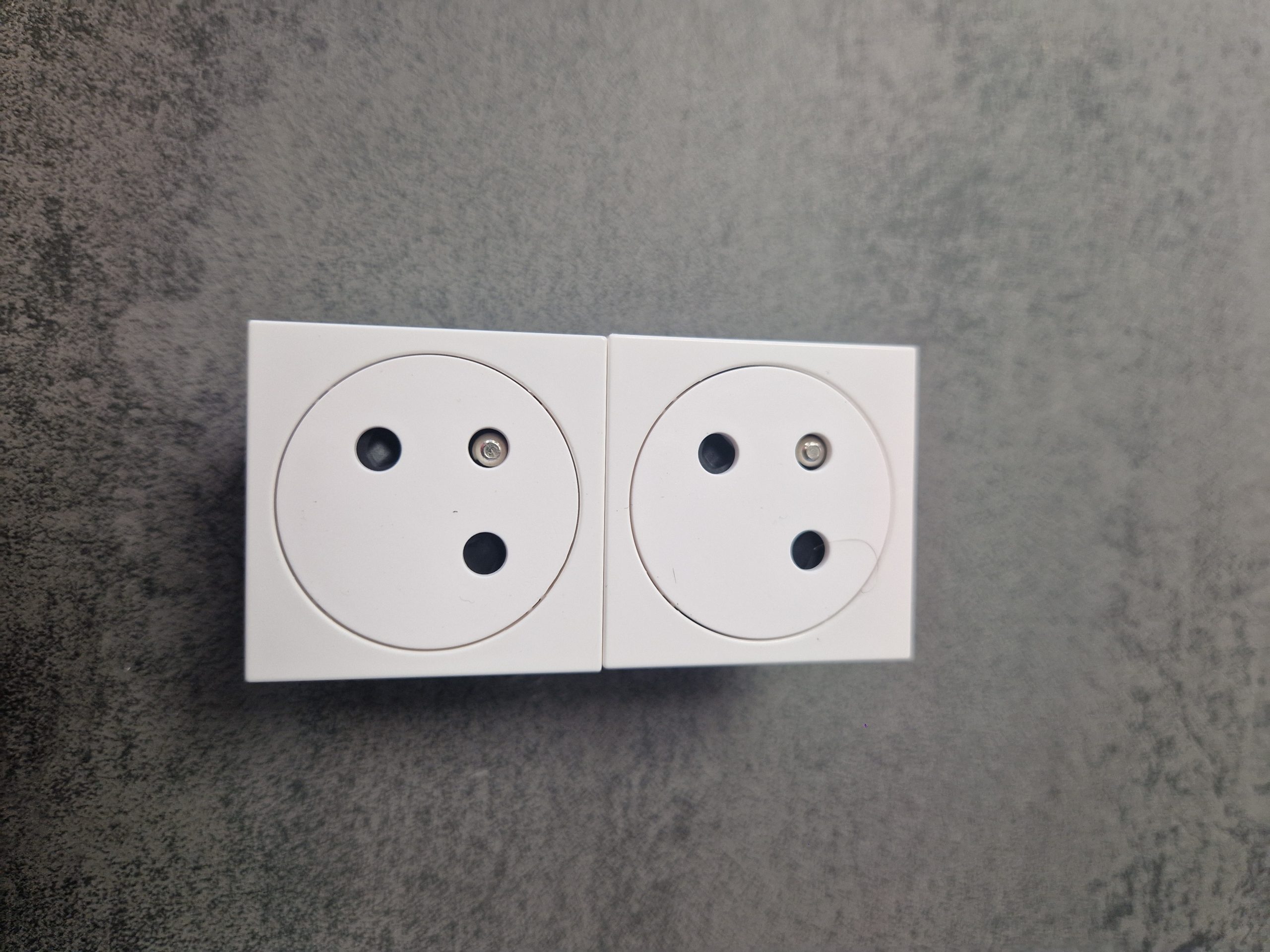 Prise électrique multisupport legrand mosaic - 2x2p+t à 45° - bornes auto - 4 mod - blanc 077142L