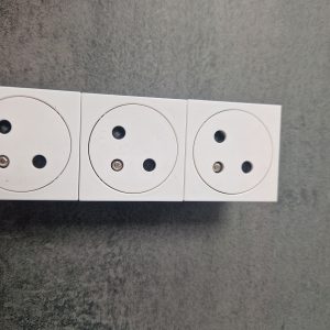 Prise électrique multisupport legrand mosaic - 3x2p+t à 45° - bornes auto - 6 mod - blanc 077143L