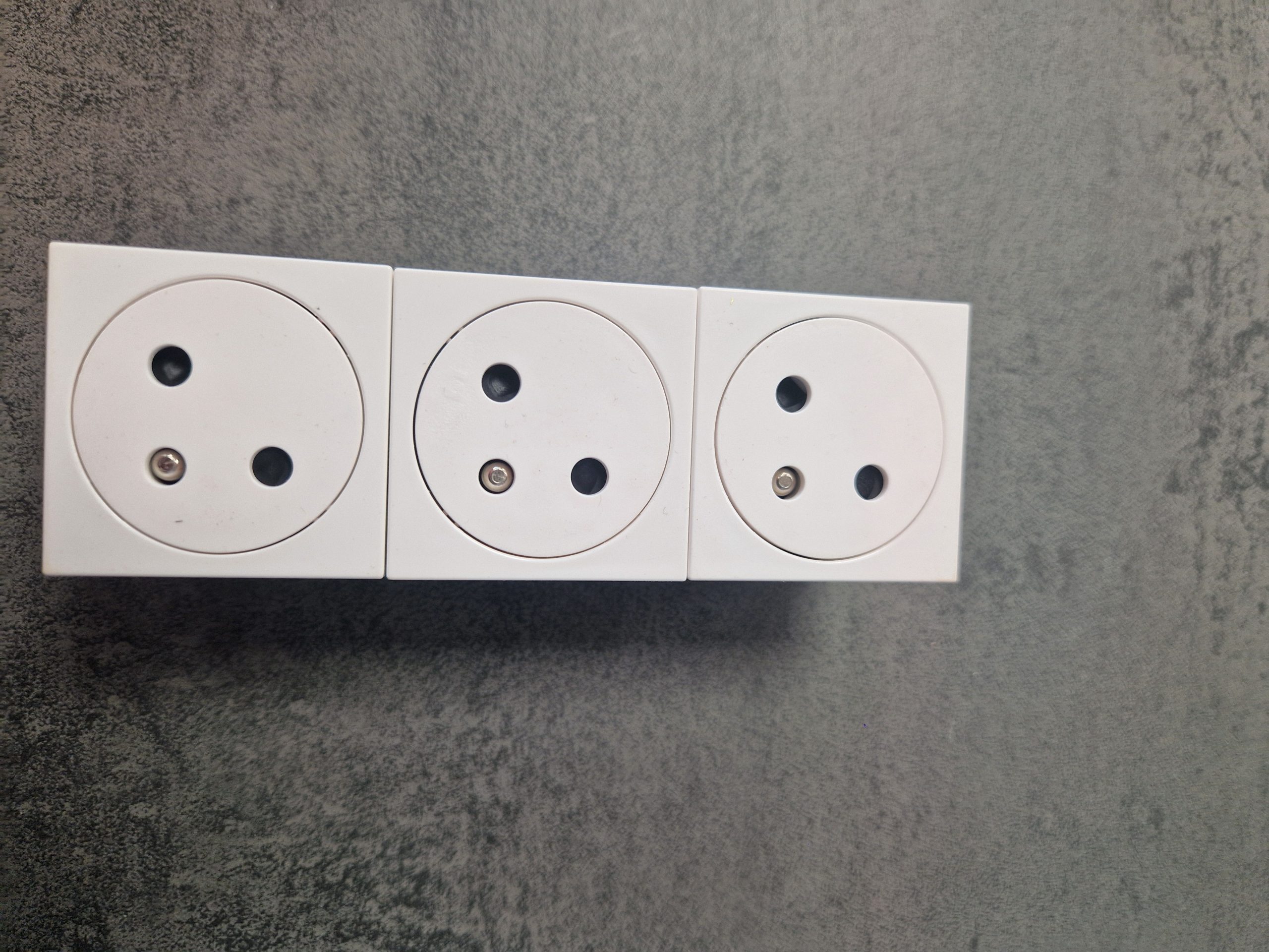 Prise électrique multisupport legrand mosaic - 3x2p+t à 45° - bornes auto - 6 mod - blanc 077143L