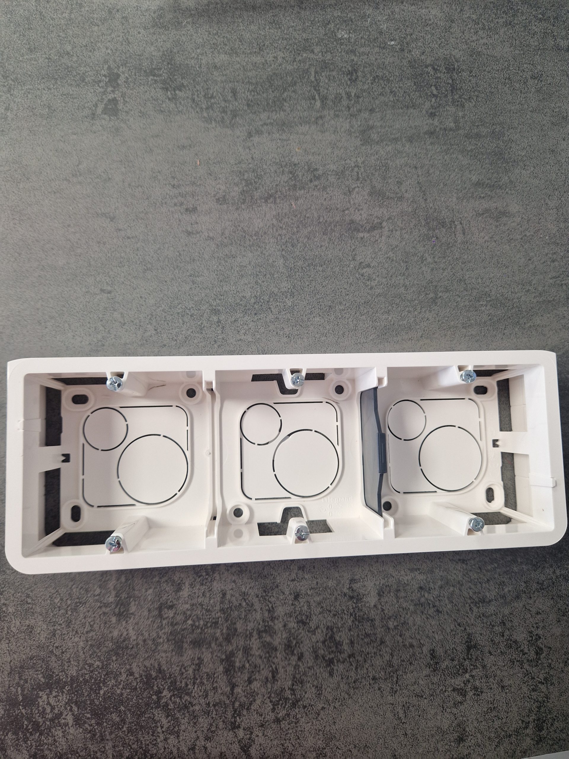 Cadre saillie profondeur 40mm legrand mosaic pour 6 , 8 ou 3x2 modules 080286