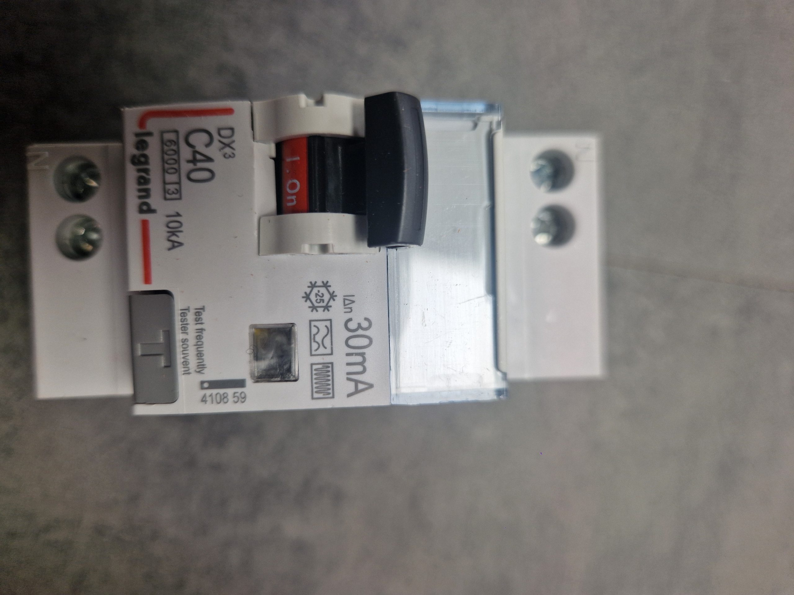 Legrand - Disjoncteur différentiel mono DX³6000 10kA arrivée haute/départ bas vis U+N 40A - TypeF - Courbe C - Réf : 410859