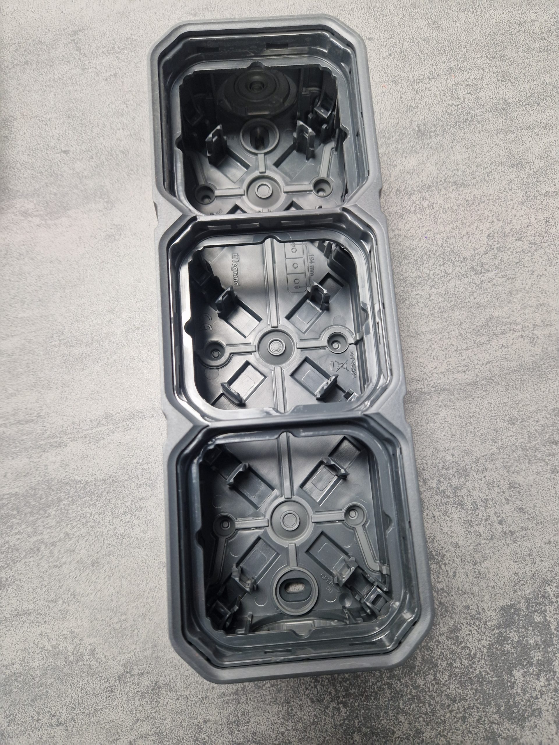 Legrand - Boîtier saillie étanche Plexo 3 postes horizontaux et verticaux 5 membranes - anthracite - Réf : 069603L