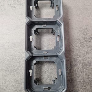 Legrand - Support plaque étanche pour montage encastré 3 postes horizontaux ou verticaux Plexo - anthracite - Réf : 069608L