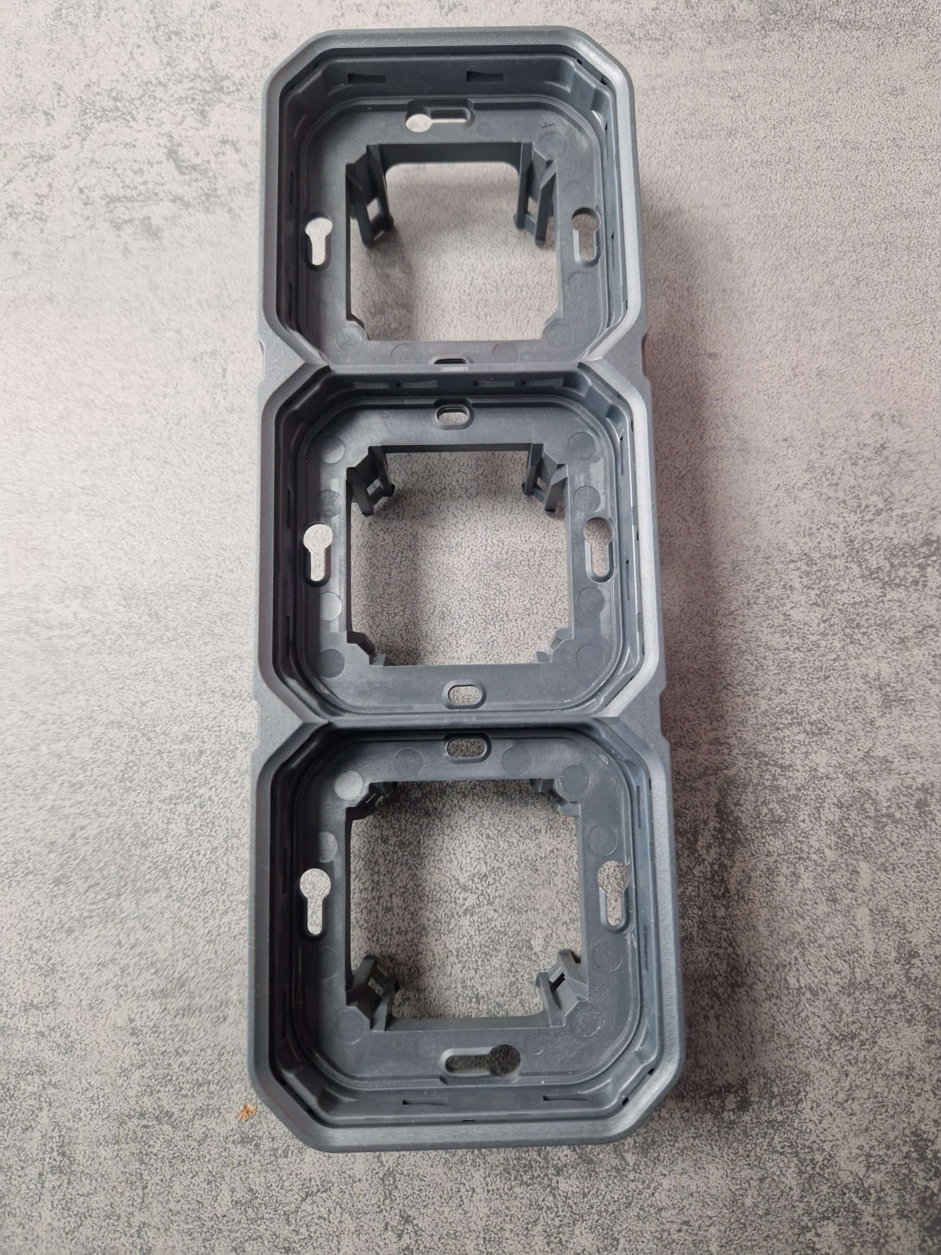 Legrand - Support plaque étanche pour montage encastré 3 postes horizontaux ou verticaux Plexo - anthracite - Réf : 069608L