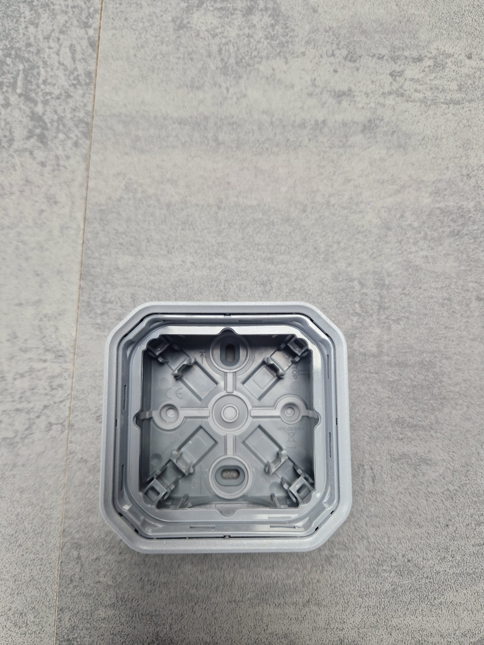 Legrand - Boîtier saillie étanche Plexo 1 poste avec 2 embouts à membrane et 1 entrée - gris - Réf : 069651L