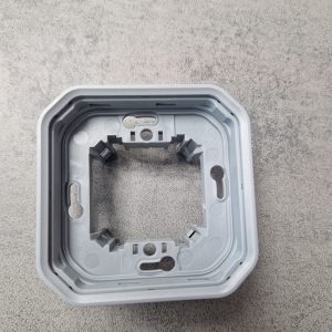 Legrand - Support plaque étanche pour montage encastré 1 poste Plexo - gris - Réf : 069681L