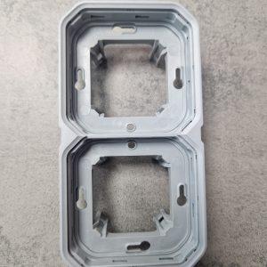 Legrand - Support plaque étanche pour montage encastré 2 postes horizontaux ou verticaux Plexo - gris - Réf : 069683L