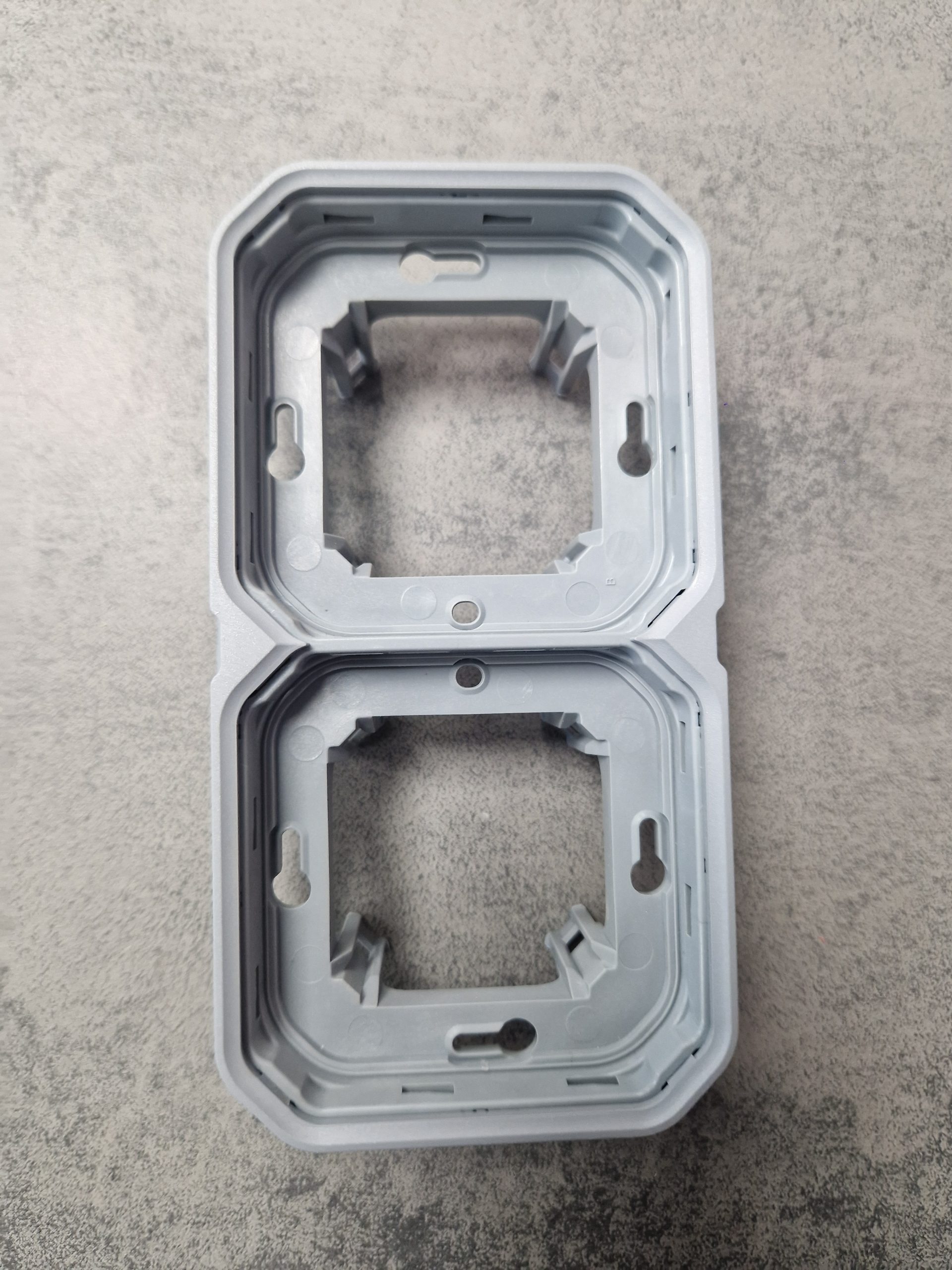 Legrand - Support plaque étanche pour montage encastré 2 postes horizontaux ou verticaux Plexo - gris - Réf : 069683L