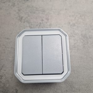 Legrand - Commande double étanche pour réaliser 3 fonctions Plexo IP55 IK08 complet saillie - gris - Réf : 069715L